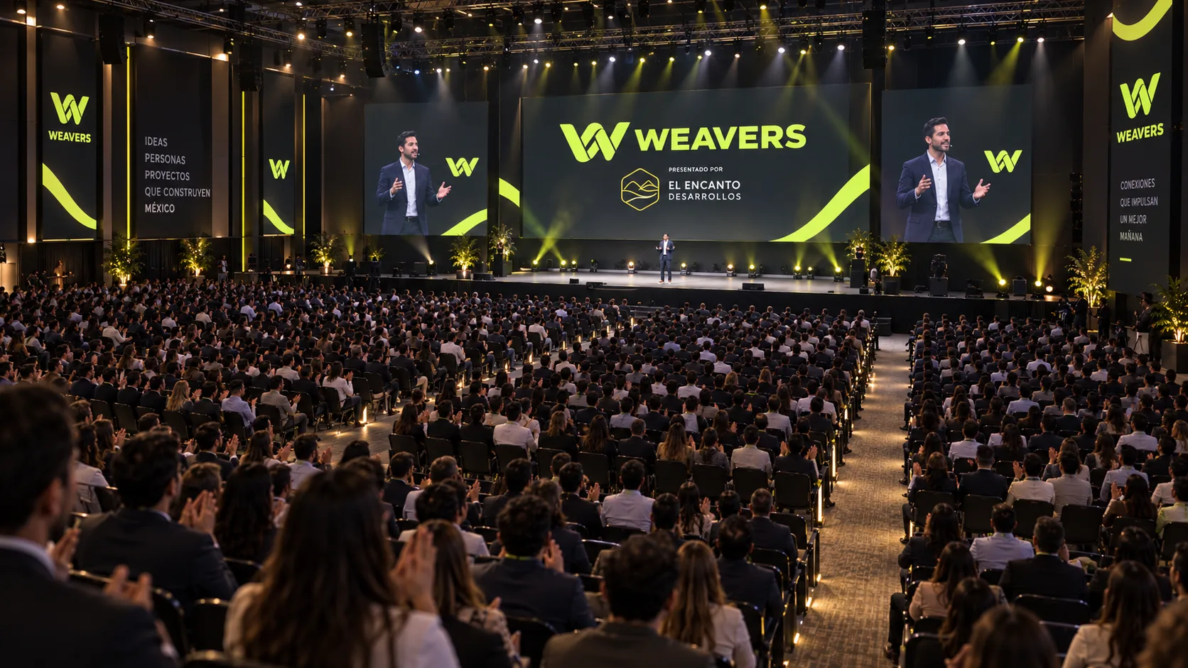 Auditorio conceptual lleno de asistentes en una conferencia WEAVERS